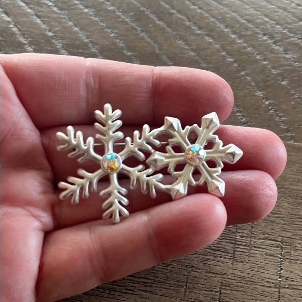 Silver‎ Snowflake Brooch with Iridescent Rhinestone Center - Picture 2 of 6